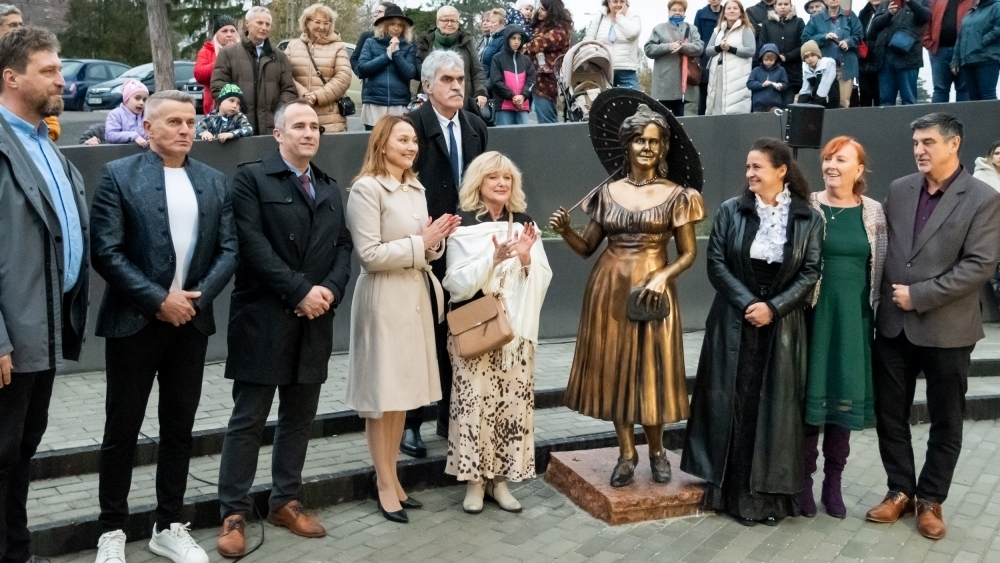 Berky Lili szobrának felavatásán Babusa János szobrászművész, Szabó Ágnes igazgató, valamint Dunai Mónika országgyűlési képviselő, Horváth Tamás XVII. kerületi polgármester, Nagyváradi Erzsébet és Rékasi Károly színművészek